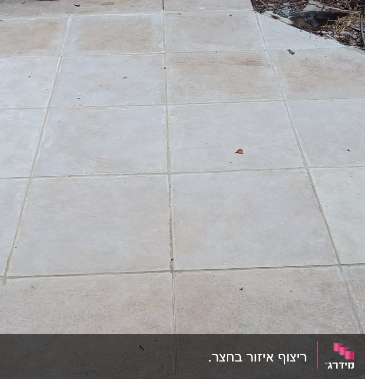 ריצוף חדש עם אריחים בהירים